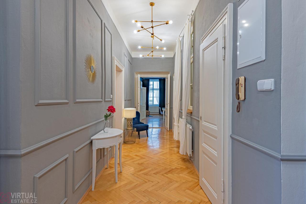 Colorful Wenceslas Square Apartment Прага Екстер'єр фото