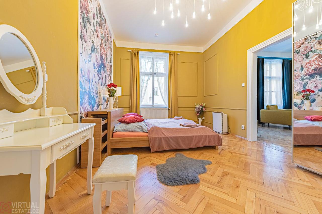 Colorful Wenceslas Square Apartment Прага Екстер'єр фото