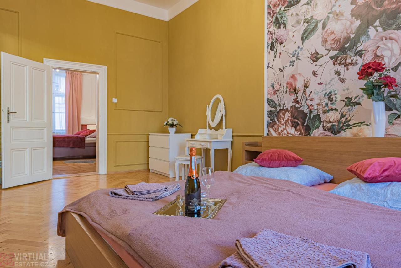 Colorful Wenceslas Square Apartment Прага Екстер'єр фото