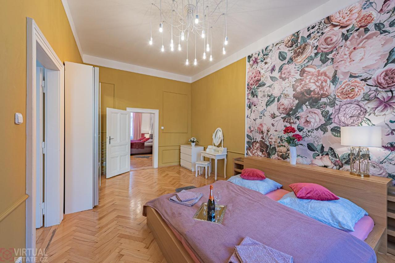 Colorful Wenceslas Square Apartment Прага Екстер'єр фото