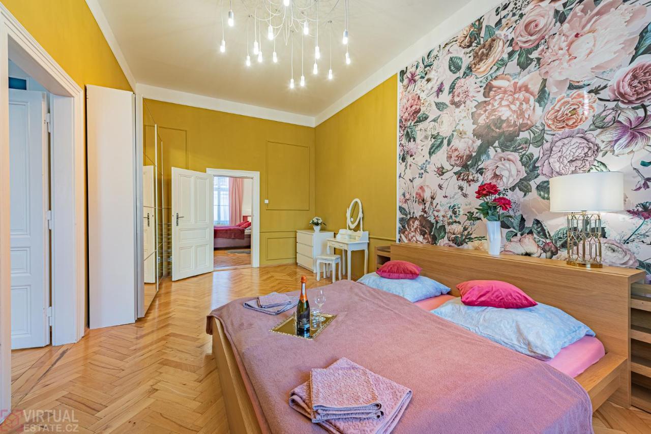 Colorful Wenceslas Square Apartment Прага Екстер'єр фото