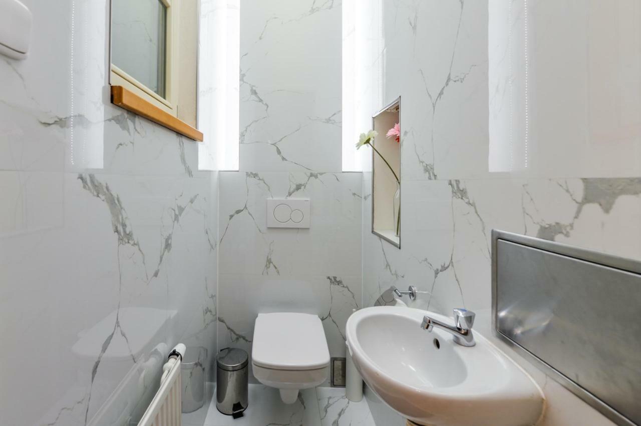 Colorful Wenceslas Square Apartment Прага Екстер'єр фото